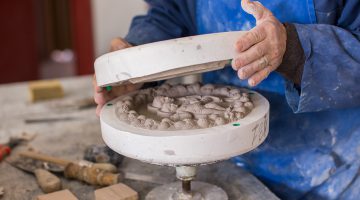 “Dall’antica tradizione della ceramica derutese e dalle forti radici cattoliche prendono forma le nostre opere”