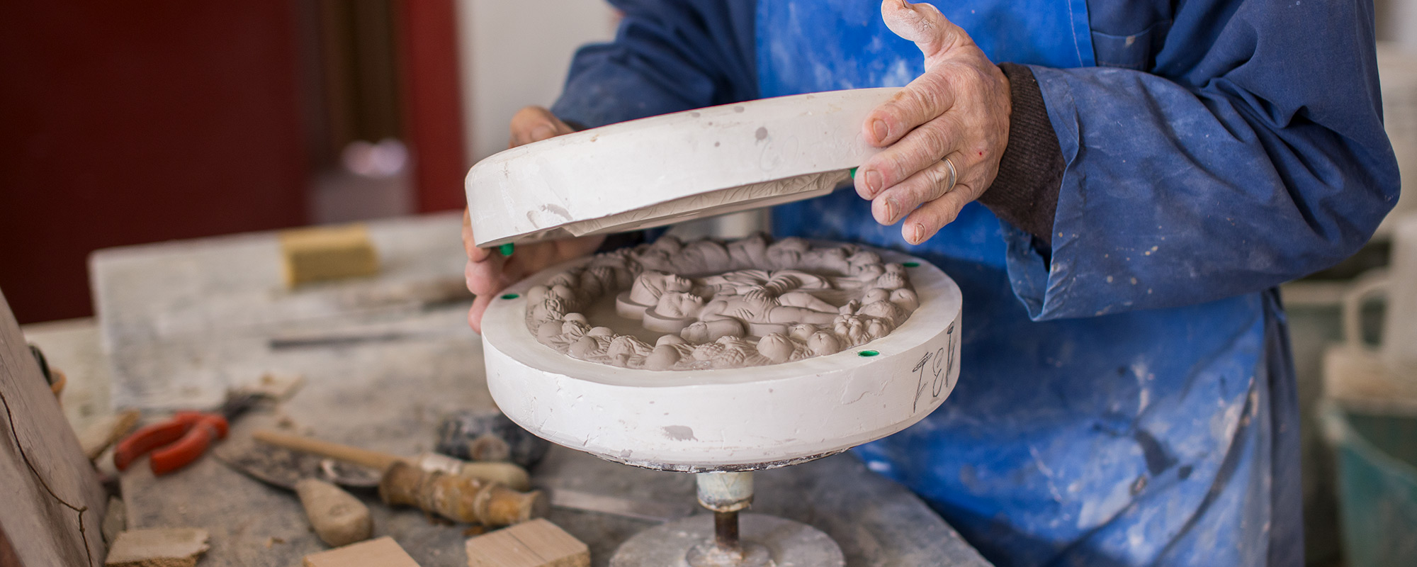 “Dall’antica tradizione della ceramica derutese e dalle forti radici cattoliche prendono forma le nostre opere”